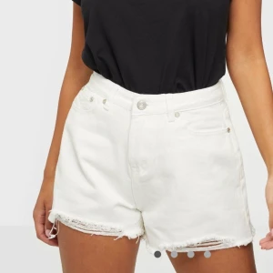 Vita Jeanshorts - Super snygga lite längre vita jeansshorts med slitningar. Super bekväma och även lite töjbara om man så vill. Aldrig använda från missguided. Storlek 42