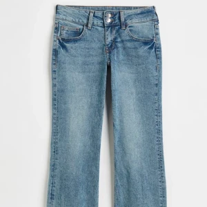 Los waist jeans H&M - Säljer dessa trendiga fleared low waisted jeans från H&M, fast köpta här på Plick. Lite korta på mig som är 173 därför säljer jag dem tyvärr. Vid snabbt köp kan tänka mig att sänka priset!! 