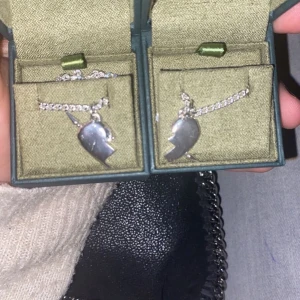 marianilsdotter halsband - säljer en del av detta Marianilsdotter halsband! Spelar ingen roll vilken del jag säljer! Köptes den 10 november 2022 så väldigt nyskick!❤️ Pris kan diskuteras