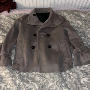 Kort kappa  - Här är en jättefin kort kappa som är i storlek S och även kan passa de som har M. Den är från Zara och bara använd ett par få gånger, priset kan diskuteras från o med 100kr och uppåt, inget mindre än så❤️och köpare står för fraktkostnaden😊