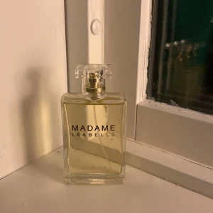 Parfym - Oanvänd parfym som doftar sött och fräscht. Den ät 100ml, Säljer pågrund av att jag har många parfymer 💕🤗 pris kan även diskuteras