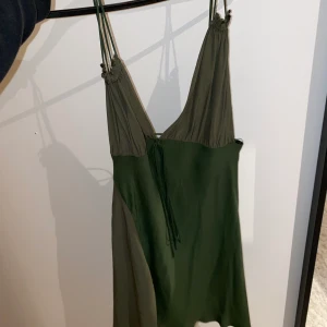 ZARA grön klänning - Storlek XS men passar även S. Skönt material. Köpt för 399kr och aldrig använt. 🥰 Skriv så kan jag skicka fler bilder!