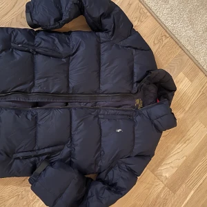 Ralph Lauren dunjacka  - Fin dunjacka från Ralph Lauren. Lite tunnare och smidigare dunjacka. 