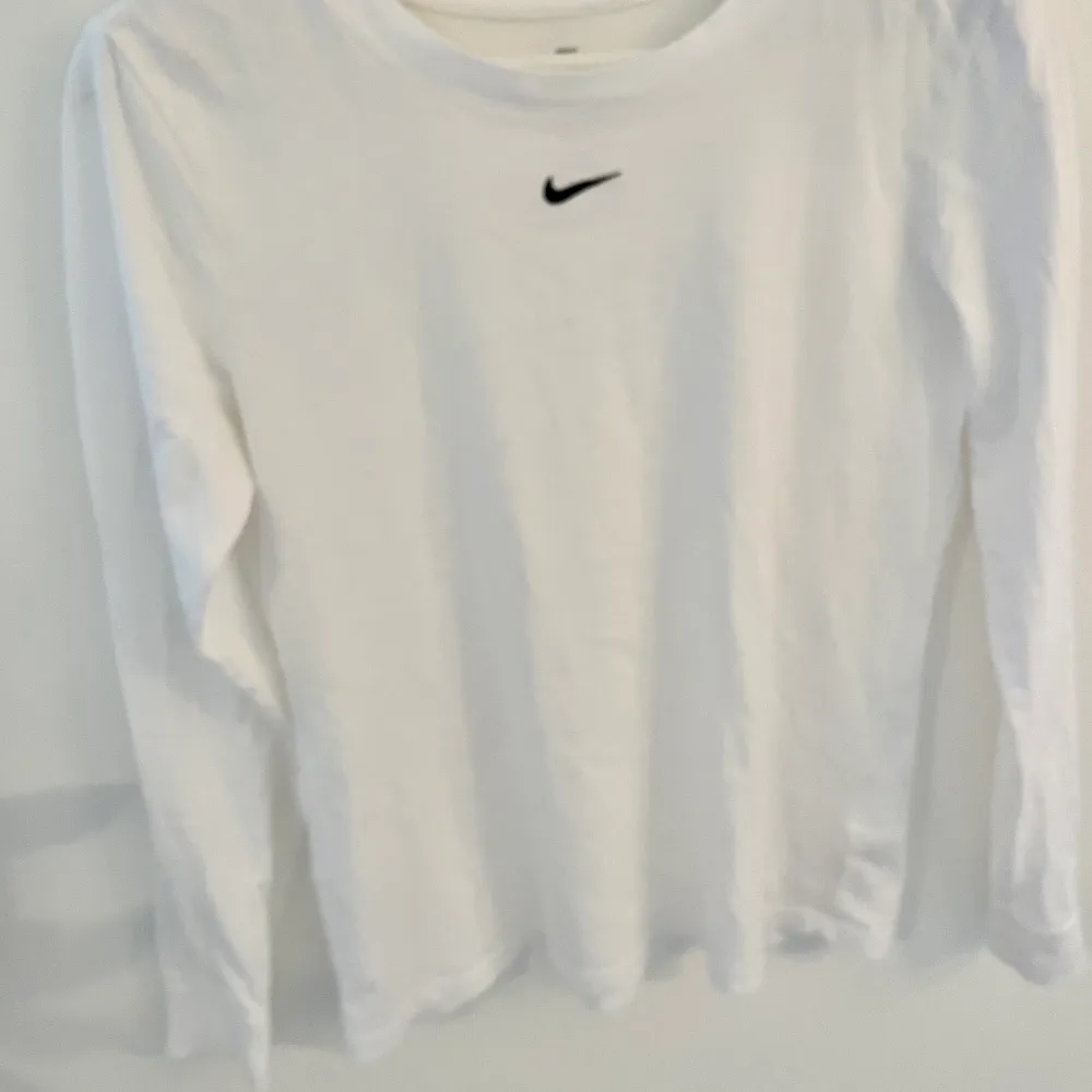 Långärmad Nike tröja i bomull säljs. Väldigt fint skick, ser sprillans ny ut även fast den är måttligt använd. Säljer då den tyvärr inte används😌. Toppar.