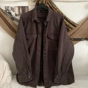 Brun jeans jacka - Brun jeans skjorta!! mjuk och väldigt luftig :) som nyskick😗