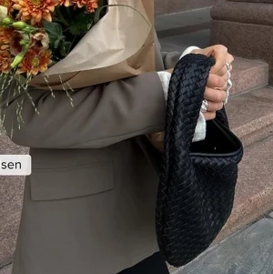 Vävd svart väska NAKD - Väska från NAKD, slutsåld och helt ny med prislapp kvar. ❤️