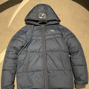Säljer min Hugo boss vinter jacka - Den är i bra skick och den är väldigt tjock och varm prefekt till vintern nu. Och den har inga skador. Den är stl M men Passar på S. Det finns också kvitto på den.