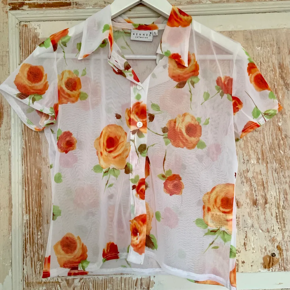 Säljer denna blommiga Mesh skjorta från märket Hennes! Köpt secondhand men är i superbra skick! Markerad som L men sitter som S/Xs☺️ Köparen står för frakten!🚚. T-shirts.