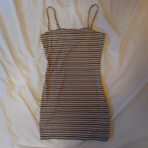 Randig klänning  - Söt randig sommarklänning från HM divided. Storlek M. 