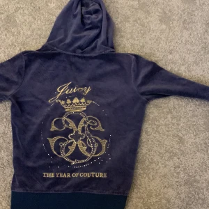 Juicy tröja  - Juicy tröja i storlek L i barn storlek men den passar på XXS/XS/S. Typ ny skik någon päla på dig ryggen saknas.