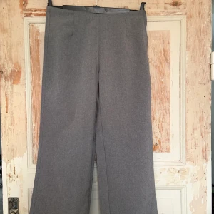 Humana  - Snygga gråa kostymbyxor köpta från Humana! Märkta som storlek 31/32 men sitter som en S!☺️ Perfekt i längd för mig som är 160cm lång  Köparen står för frakten🚚