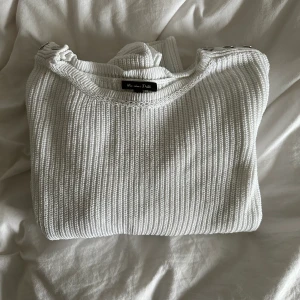Stickad tröja från Massimo Dutti - Säljer min galet snygga stickade tröja från Massimo Dutti som inte längre kommer till användning! Super snygga detaljer med silvriga knappar på axlarna! 