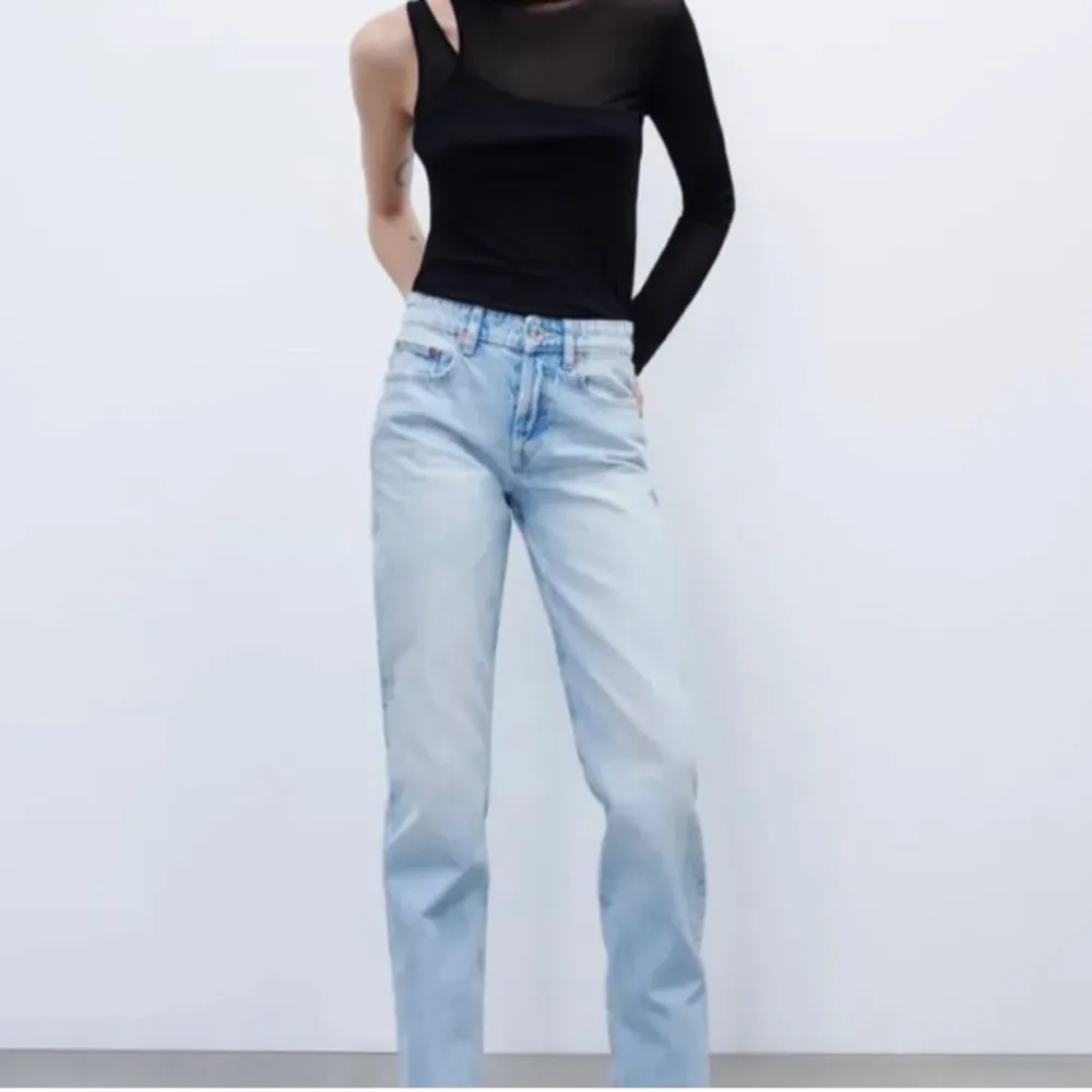 Säljer mina jeans från Zara då dom inte kommer till användning. LÅGMIDJADE JEANS! Dom är slutsålda på Zarah hemsida och är i jättefint skick. Använda få antal gånger💕. Jeans & Byxor.
