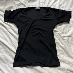 Svart tröja  - Svart tröja som sitter fint på! Kan frakta 💋