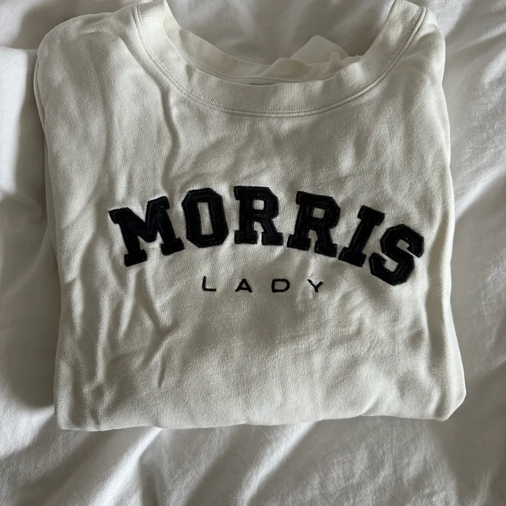 Super snygg college tröja från Morris som tyvärr inte kommer till användning längre… Väldigt fint skick! . Hoodies.