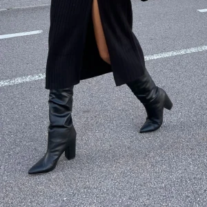 Högklackade boots stl 36 - Säljer dessa snygga boots köpa från nelly. Stl 36. Aldrig använda.   Köparen står för frakten.