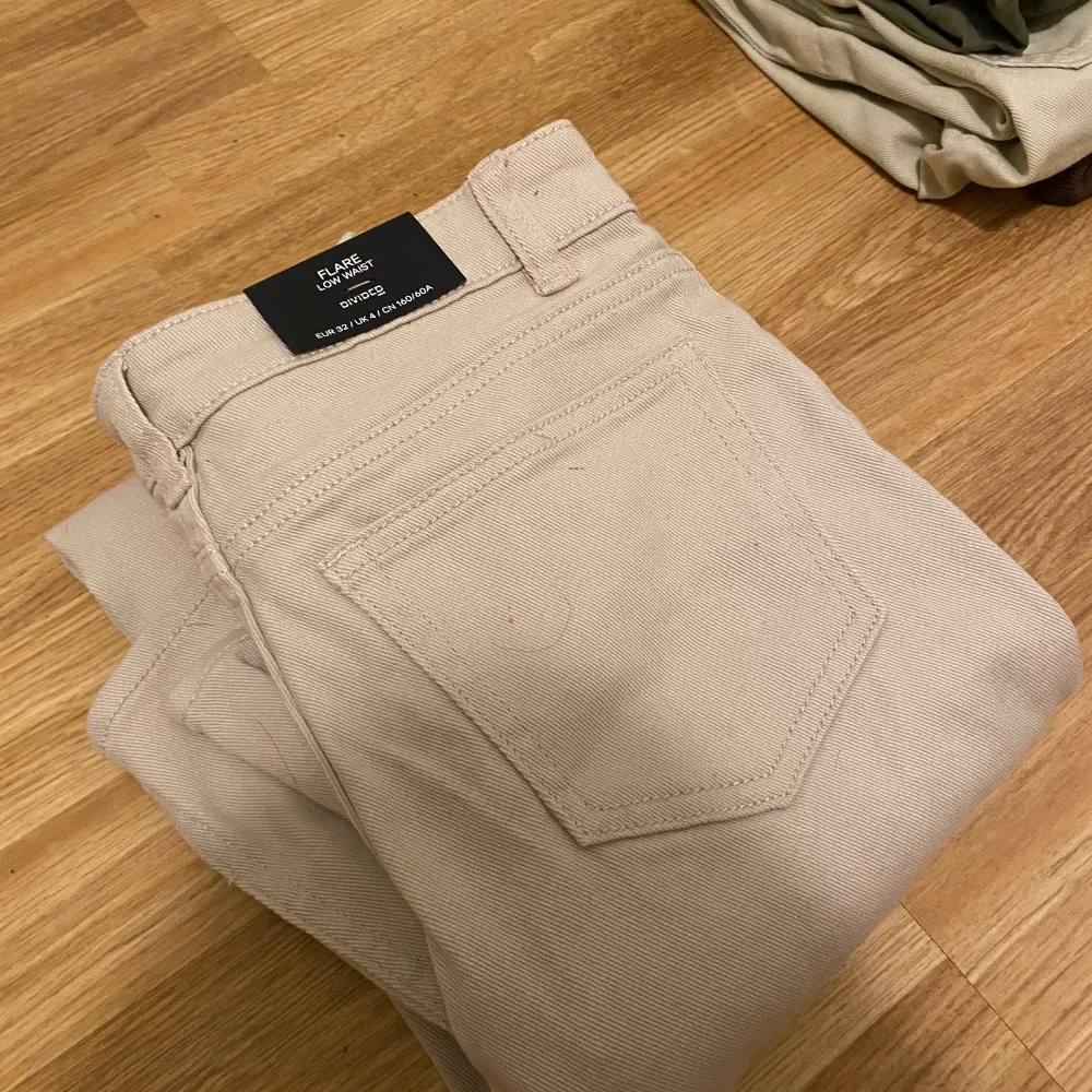 low waist jeans från h&m helt nya lappen e kvar för ja köpte i fel storlek. Jeans & Byxor.