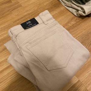 low waist jeans från h&m helt nya lappen e kvar för ja köpte i fel storlek
