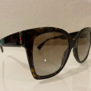 Gucci solglasögon  -  Väldigt fint skick. Köpta på synsam 2021.