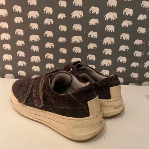 Acne studios sneakers  - Säljer dessa skitsnygga mörkgråa sneakers från Acne. Lite slitna men går absolut att rusta upp. Storlek 38,5-39 (har slits bort på insidan å hittar ej vart storleken är och minns inte riktigt haha). Nypris 3100kr, kan sälja för 900. 