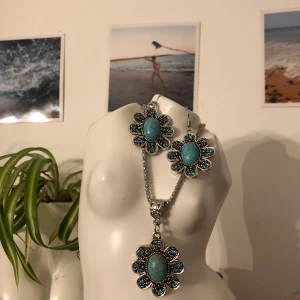 Turkos örhängen - Jätte fint smyckesset som jag köpte ganska nyligen men tyvärr känner jag att det inte riktigt passar mig❤️