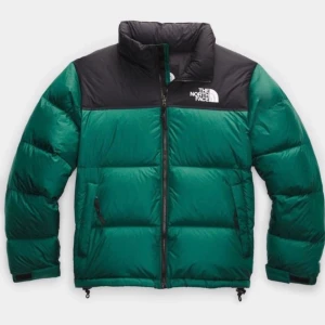 En jätte fin north face jacka i en fin nyans av grön. I storlek s/m.  - En super fin north face jacka i färgen grön, en perfekt vinterjacka. Den är lite mindre än 1 år gammal men inte jätte använd. Den är i ett bra sick och den har inga skador. Den är i storlek s/m. Skriv om ni har frågor💕