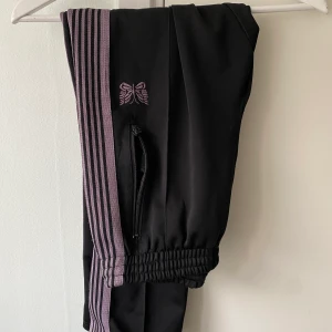 Needles Trackpants - Trackpants från märket Needles i storlek small.  Fint skick inga flaws Cond 9/10