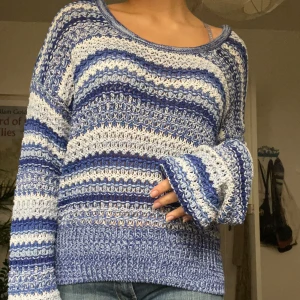 Stickad tröja - Så fin randig stickad tröja, sitter oversized på S!