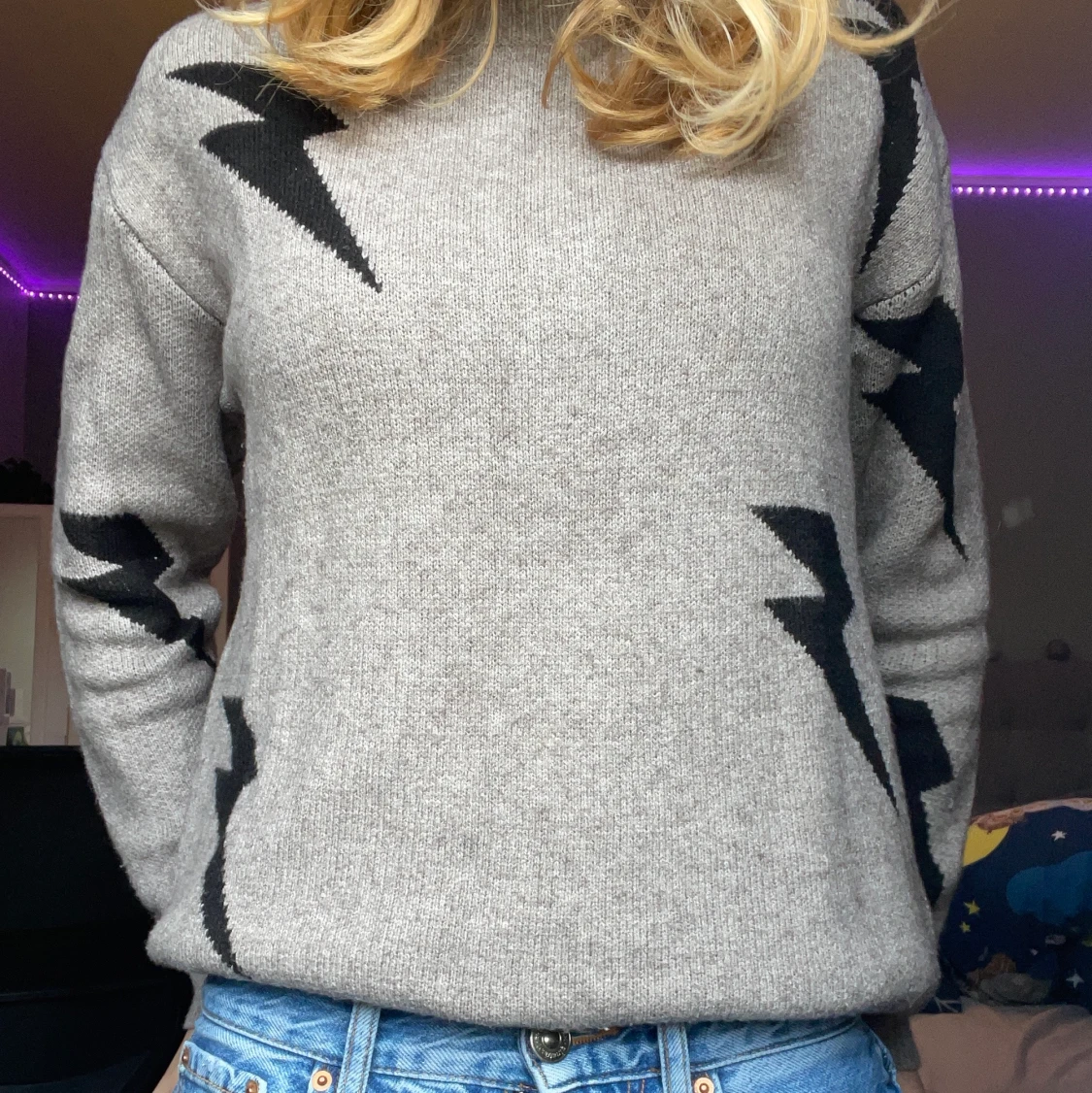 Fin stickad tröja med blixtrar 