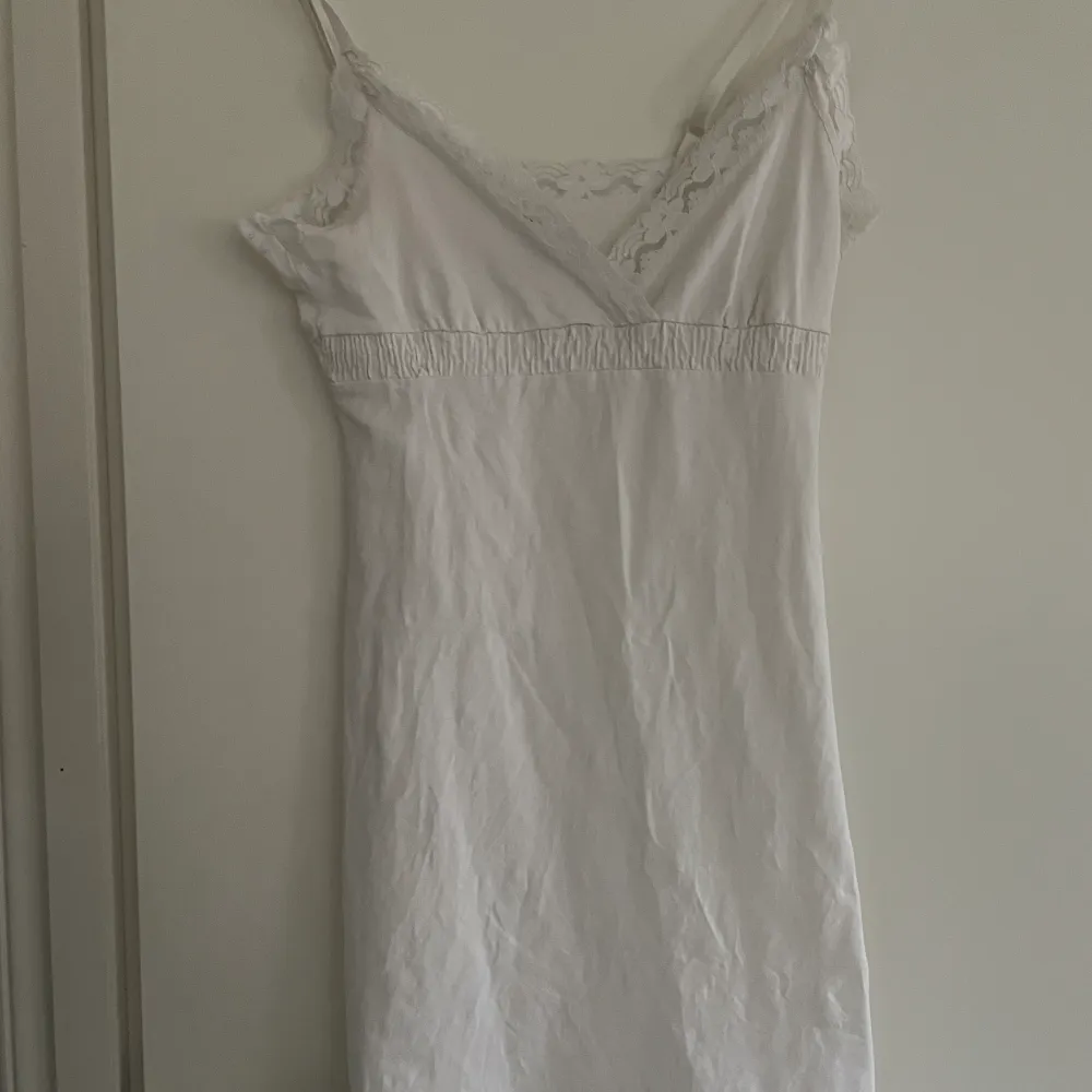 Säljer denna klänning med justerbara band, den är aldrig använd❤️storlek men men passar mig som vanligtvis har xs/s. Klänningar.