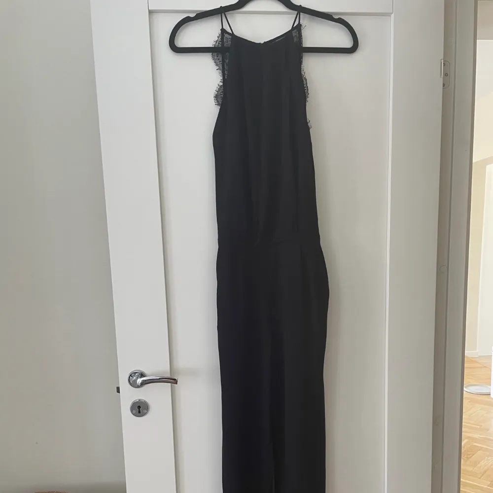 Beautiful jumpsuit. Bought it online (used) but unfortunately doesn’t fit me. It is XS but runs a bit bigger so I think it would fit a small also. . Klänningar.