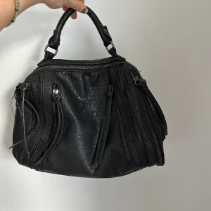 Svart väska - En svart ”bowlingbag” inköpt på Åhlens. I väldigt fint skick, knappt använd. 