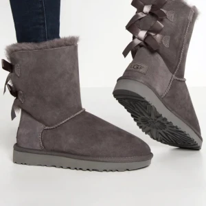 Ugg bailey bows - ❗️INTRESSEKOLL❗️på mina 1 år gamla uggs som är sparsamt använda. Inga stora defekter. Vill veta hur mycket jag skulle kunna få för dem. 