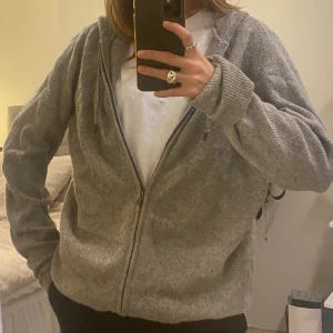 Ull och silkes hoodie - Superhäftig hoodie från massimodutti. 89% ull 11% silke. Sitter snyggt oversized.