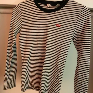 Levi’s - Randigt levi’s tröja som tyvärr är för små för mig. Använd ganska mycket men är fortfarande som ny. Storlek XS. Skriv för bilder eller frågor🤍