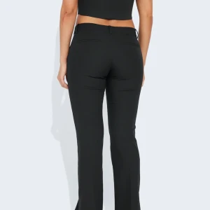 Low waist kostymbyxor  - Säljer mina fina lågmidjade kostymbyxor då dom inte kommer till användning, använda endast ett par gånger, har slits nere vid benen, 