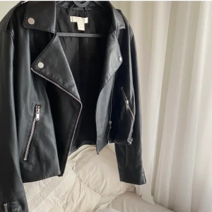 Skinnjacka  - En jättefin skinjacka som är använd få antal gånger och är i fint skick. Storlek S och är lite kortare vid höfterna💕