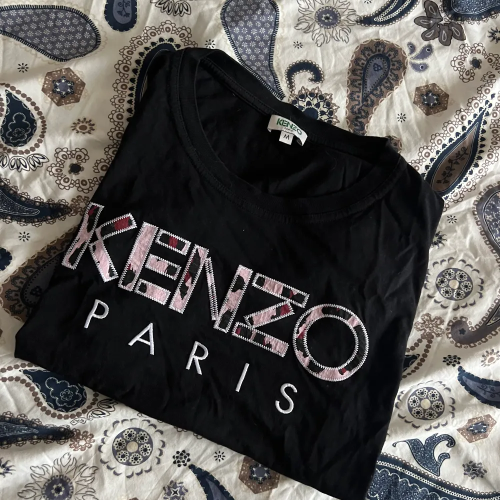 Svart kenzo T-shirt i storlek M, inte använd mycket och inget att markera på🌸 . T-shirts.