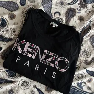 Svart kenzo T-shirt i storlek M, inte använd mycket och inget att markera på🌸 