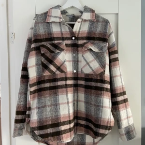 Rutig skjortjacka från Lindex - En rutig, lite tunnare jacka man kan ha på våren och hösten. Är i bra skick, använts några gånger. Har även två fickor på brösten och jackan går att knäppa. 150kr + frakt. 