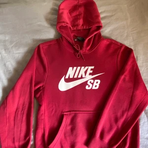 Nike SB hoodie❤️ - Snygg o fräsch Nike hoodie som tyvärr är för liten för mig.  (står xs men skulle säga att det mer är s/m) Skick 9/10, sparsamt använd!  Köparen står för eventuell frakt:)