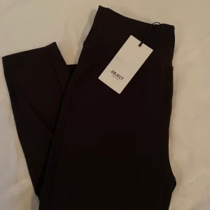 SVARTA TRÄNINGSTIGHTS FRÅN OBJECT STRL. M  - Säljer ett par helt nya träningstights/leggings från OBJECT med prislappen kvar. Storlek M. Nypris: 499kr. Kan även frakta mot ett billigare fraktalternativ. Garderobsrensning. ❤️
