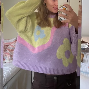 Stickad tröja - Färgstark och mysig stickad tröja. Är i fint skick och varken stiksig eller nopprig💖💝