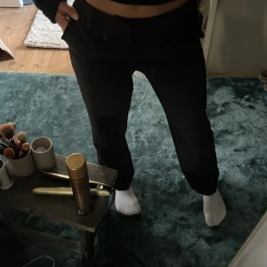 Svart Kostymbyxa Gina tricot, strl 32   - Säljer mina snygga svarta kostymbyxor pågrund av att jag har flera par!! Passar till allt och är superbekväma💕💕