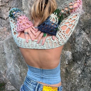 bolero ish - Ett par ärmar, som är sammanvikande där bak. Går att ha över vilken topp eller linne som helst! stora maskor!