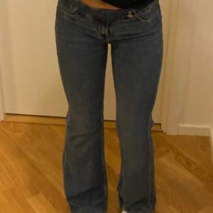 storlek 36 (jag på bilden är 170 och S/M i jeans), jättebra skick! Midjemått: 74 cm (men lite stretchigt så passar mig som brukar ha 80+) och innerbenslängd 80 cm!