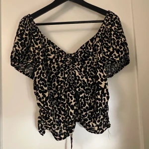 T-shirt/ Blus - H&M - Jättefin topp/blus från H&M!