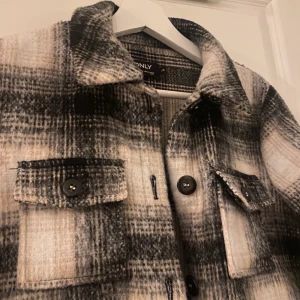 Only  - Super söt jacka 😍 väldigt mjukt material. Perfekt nu till vintern! 