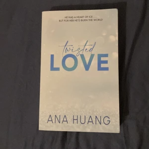 Twisted love  - Första delen av Twisted serien, bra bok som är i väldigt bra skick 🫶🏻boken är på engelska 