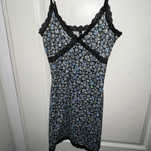 Blå blommig kortklänning divided H&M  - Jättefin kortklänning med blåa och vita blommor och svart spets från Divided hm!!💙🖤 jätteskönt och stretchigt material och nästan aldrig använd i storlek S!!🦋🦋